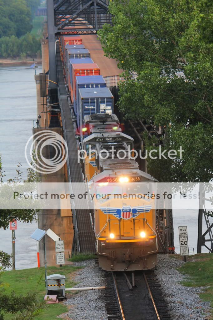 IMAGE: http://i512.photobucket.com/albums/t322/BogiePutt/train.jpg