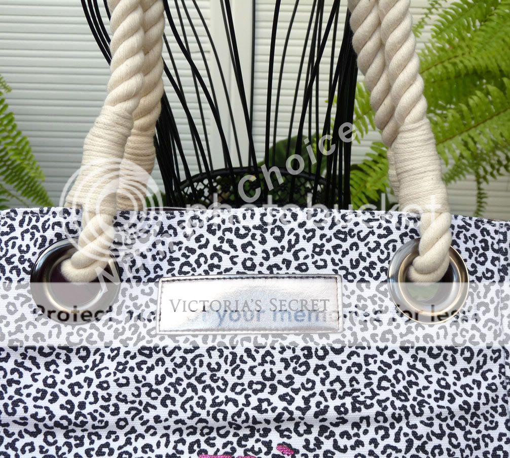 Bolso 100% original animal print de la Línea Supermodel Essentials de Victorias Secret. El bolso está confeccionado en una lona negra estampada en animal